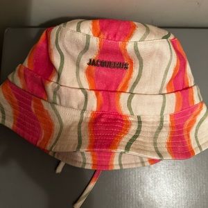 JACQUEMUS
Multicolor 'Le Bob Gadjo' Bucket Hat